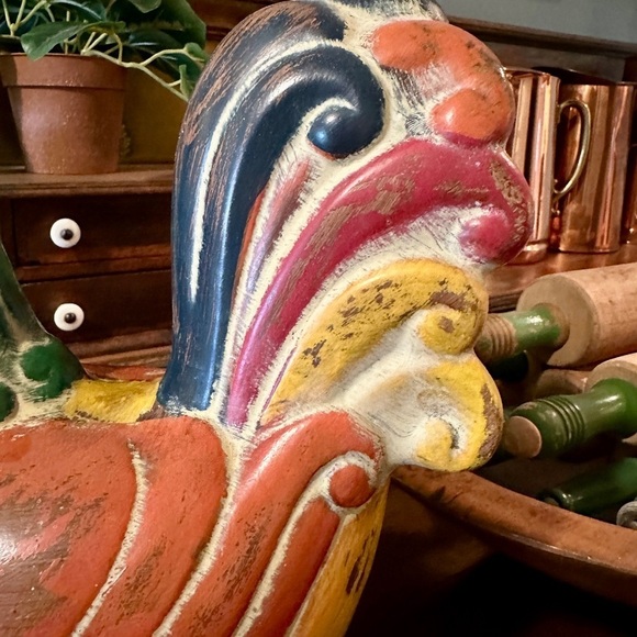 12” RUSTIC, STONEWARE ROOSTER FEATURING A BEAUTIFUL DISPLAY OF COLOR. - Picture 3 of 8